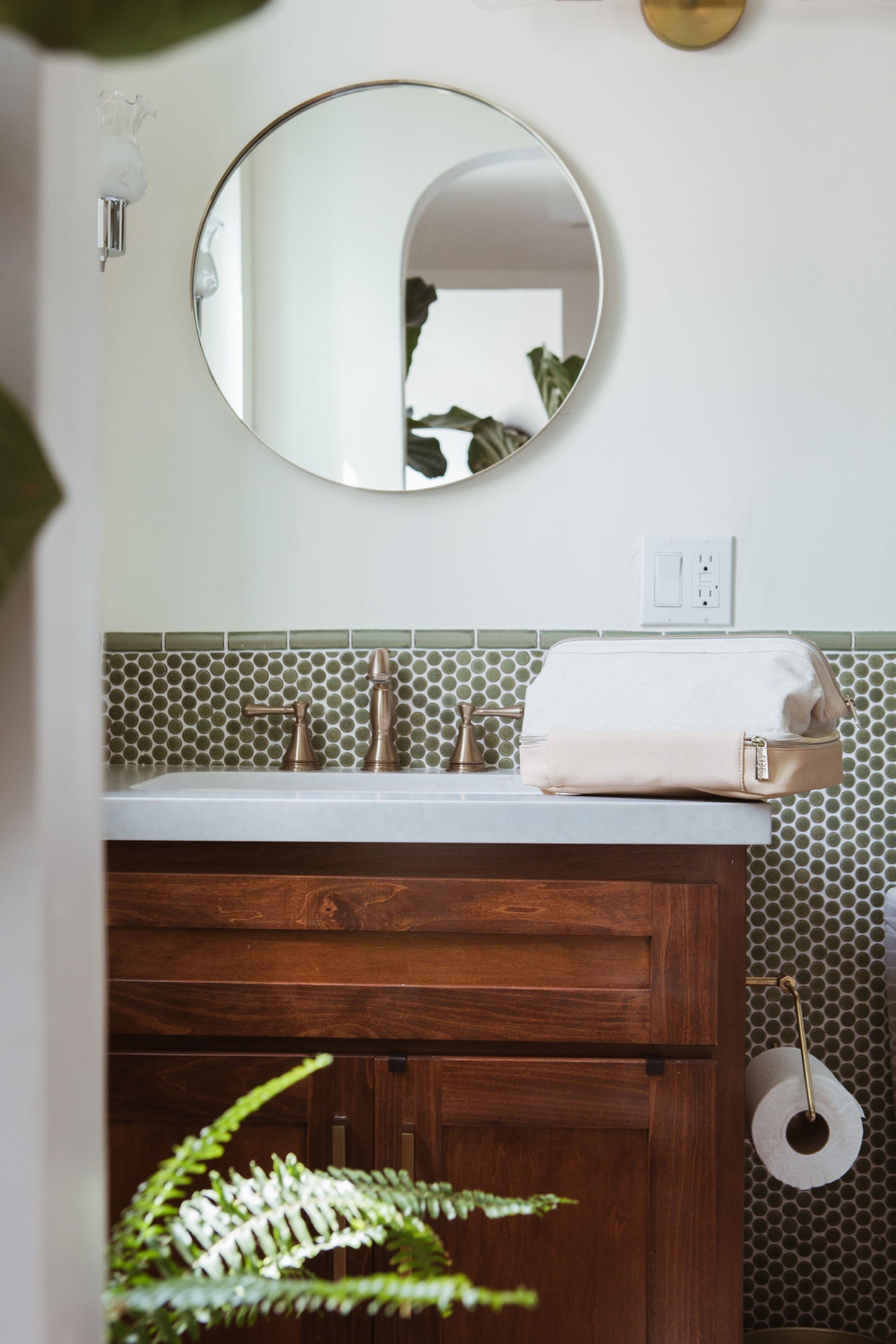 Dopp Kit Beige Front Bathroom