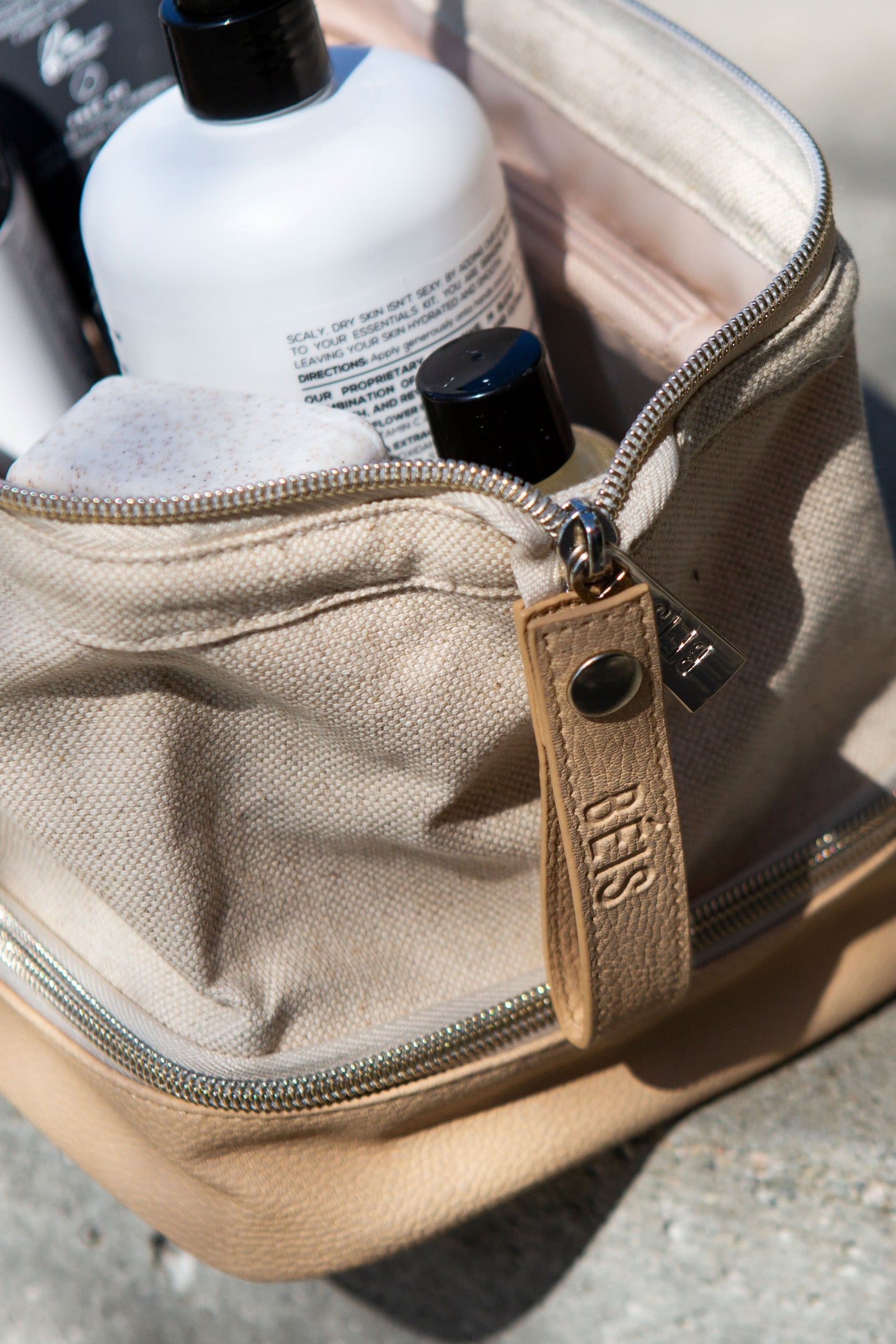 Dopp Kit Beige Open Zipper Detail